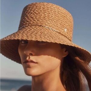 Jetta Raffia Bucket Hat With A Golden Chain In Nougat Gold